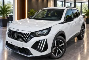 Peugeot 2008 blanc okenite en 3/4 avant droit, avec calandre noire distinctive et feux LED verticaux marquants.