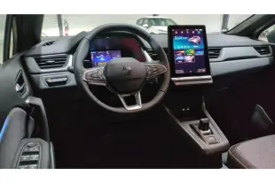 Vue intérieure du tableau de bord du Renault Captur 2026, avec volant multifonction, écran tactile vertical et console centrale flottante.