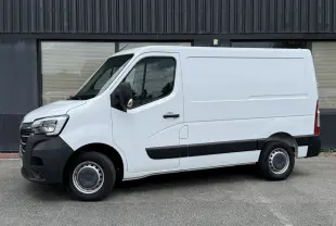 Renault Master blanc vu de profil côté gauche, fourgon utilitaire avec jantes acier et protections noires.