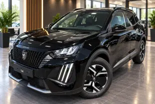 Peugeot 2008 noir perla en 3/4 avant droit, avec calandre distinctive et feux LED verticaux en showroom.