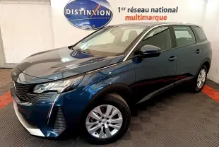 Peugeot 5008 bleu en 3/4 avant droit, avec calandre noire et jantes argentées, dans un showroom intérieur.
