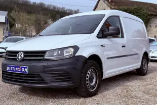 Vue 3/4 avant droit d’un utilitaire Volkswagen Caddy Maxi Long blanc avec pare-chocs noir et jantes acier.