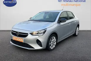 Vue 3/4 avant droite d'une Opel Corsa gris kristall metal de 2022 avec plaque "OCCASION" visible sur le pare-chocs.