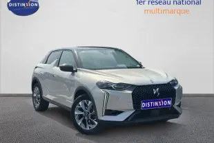 DS3 1.2 PureTech 130ch Esprit Voyage 2024 en Cristal Pearl, vue 3/4 avant avec toit noir et calandre distinctive noire.