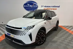 Peugeot 3008 Hybrid blanc Okenite en 3/4 avant droit, toit panoramique et jantes biton noires visibles.