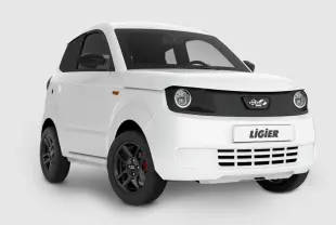 Vue 3/4 avant du Ligier Myli blanc 2026 avec jantes alu noires et calandre noire distinctive.