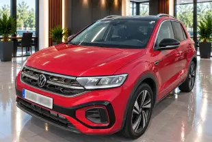 Volkswagen T-Roc rouge métal foncé en vue 3/4 avant, avec toit panoramique noir et jantes alliage noires.