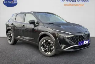 Nissan Qashqai Hybrid e-POWER 205ch N-Connecta noir en 3/4 avant droit avec calandre et jantes distinctives.