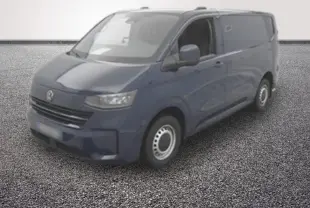 Vue 3/4 avant d'un Volkswagen Transporter bleu 2025 avec jantes acier et vitres teintées côté droit.