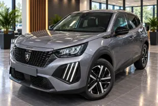 Peugeot 2008 2025 artense en 3/4 avant droit, avec calandre noire et feux LED verticaux distinctifs.