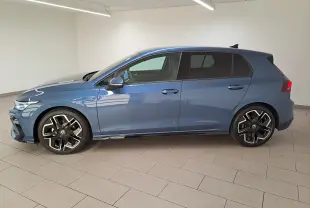 Vue latérale gauche d'une Volkswagen Golf 1.5 eTSI R-Line 2025 en bleu anémone avec jantes alliage distinctives.