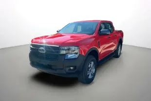 Ford Ranger 2025 rouge racing en 3/4 avant droit, avec calandre noire et jantes alliage visibles
