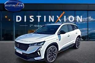 Renault Austral blanc nacré en 3/4 avant droit, avec jantes alu noires et calandre au design distinctif esprit Alpine.