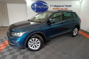 Volkswagen Tiguan bleu en 3/4 avant droit, SUV hybride rechargeable avec jantes alliage et toit noir.
