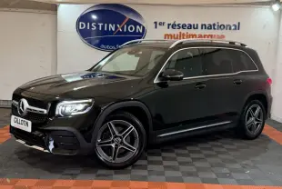 Mercedes GLB 200 d AMG Line noir vu de 3/4 avant droit, avec jantes AMG et barres de toit chromées visibles.