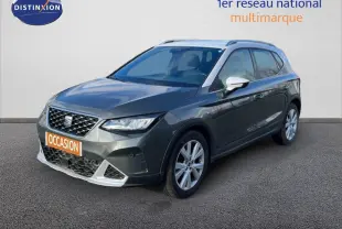SEAT Arona gris magnétique métal vu en 3/4 avant droit avec toit blanc et jantes alliage.