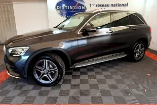 Mercedes GLC 300 E AMG Line gris foncé vu de profil côté gauche, avec jantes AMG et marchepieds chromés.
