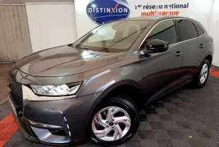 DS7 Crossback gris foncé vu en 3/4 avant droit, avec calandre chromée et phares LED distinctifs.