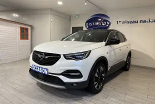 Opel Grandland X blanc en 3/4 avant droit, hybride rechargeable, avec jantes noires et toit noir contrasté.
