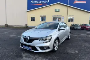 Renault Mégane Business gris alu vue 3/4 avant droit, avec calandre noire et feux LED distinctifs.