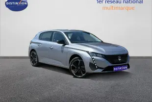 Peugeot e-308 gris Artense vue 3/4 avant droit, avec jantes alliage noires et feux LED verticaux distinctifs.