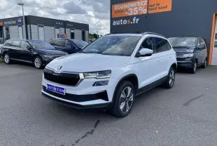 SKODA KAROQ blanc moon métallisé en 3/4 avant droit, avec toit ouvrant panoramique et jantes alliage 17 pouces.