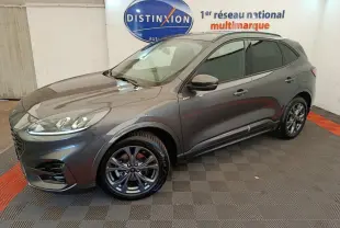 Ford Kuga 2024 gris clair en vue 3/4 avant droit, avec jantes alliage foncé et rétroviseurs assortis.