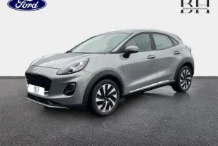 Ford Puma gris Solar métallisé en 3/4 avant droit, avec jantes alliage distinctives et lignes fluides 2023.