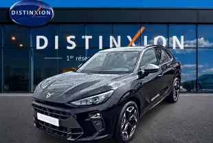 Vue 3/4 avant d'un CUPRA Terramar noir brillant avec jantes alu 19 pouces devant une vitrine Distinxion.