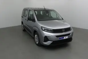 Opel Combo Life gris Artense vu en 3/4 avant droit, avec calandre noire et jantes acier simples.