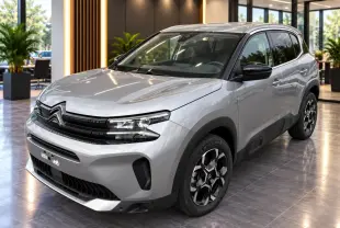 Citroën C5 Aircross 2024 artense en 3/4 avant droit, avec jantes noires et toit noir contrasté dans un showroom.