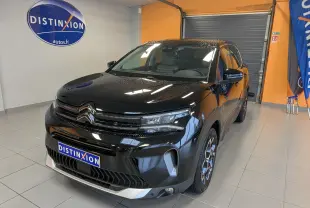 Citroën C5 Aircross noir vue 3/4 avant droit en intérieur, avec jantes alliage 18 pouces et calandre distinctive.