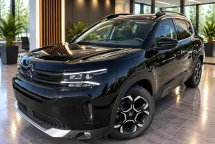 Citroën C5 Aircross 2025 new dark blue en 3/4 avant droit, avec jantes distinctives et toit noir brillant.