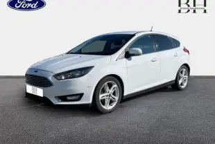 Ford Focus blanc glacier vue 3/4 avant droit, avec calandre chromée et jantes alliage cinq branches.