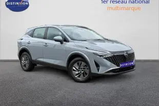 Nissan Qashqai 2025 gris Argile en 3/4 avant droit, avec calandre noire distinctive et jantes alliage.