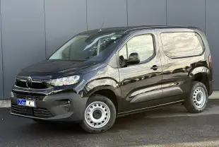 Citroën Berlingo Van noir Perla vu de 3/4 avant droit avec jantes tôles et portes tôlées arrière ouvertes à 180°
