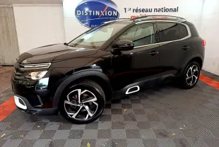 Profil droit du SUV Citroën C5 Aircross noir avec jantes alliage et détails blancs sur pare-chocs et bas de caisse.