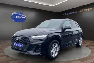 Audi Q5 Business Edition S-Line noir, vue 3/4 avant droite, avec calandre hexagonale et phares LED matrix allumés.