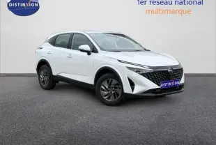 Nissan Qashqai 2025 blanc nacré en 3/4 avant droit, avec calandre noire et jantes alliage gris foncé.