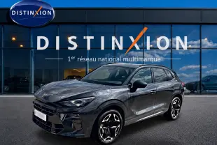 Vue 3/4 avant droite d'un CUPRA TERRAMAR gris timanfaya avec jantes noires et détails chromés, devant un showroom Distinxion.