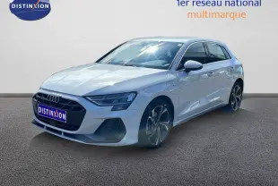 Audi A3 Sportback blanc Ibis vue 3/4 avant droit, hybride rechargeable avec jantes alliage distinctives.