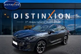Vue 3/4 avant droite d'une CUPRA Terramar 2026 gris timanfaya avec jantes alu noires et détails sportifs visibles.