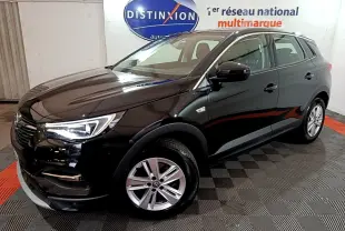 Opel Grandland X noir vue 3/4 avant droit dans un showroom avec jantes alliage et phares LED allumés.