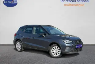 Vue 3/4 avant droit d'un SEAT Arona 2025 gris Magnétique Métal avec toit noir et jantes alu.