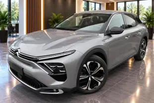 Citroën C5 X 2024 artense vue 3/4 avant droit, avec signature lumineuse fine et jantes noires et argentées.