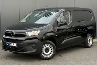 Vue 3/4 avant gauche d'un Citroën Berlingo Van XL noir Perla avec jantes tôles et calandre moderne.