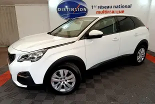 Peugeot 3008 blanc en 3/4 avant droit, avec jantes alliage et toit noir contrasté en intérieur showroom