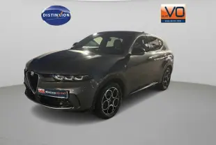 Vue 3/4 avant droite d'une Alfa Romeo Tonale gris métallisé 2023 avec jantes alliage 18 pouces et calandre distinctive.