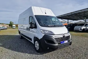 Vue 3/4 avant d’un utilitaire Citroën Jumper blanc L3H3, avec calandre noire et pare-chocs contrasté, sur un parking extérieur.