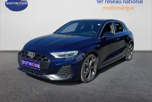 Audi A3 Sportback 40 TFSIe bleu Navarre métal vue 3/4 avant droit avec calandre noire et jantes alliage.